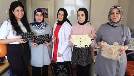 Elazığ’da Bayanlar El Sanatları Kursu ile Hem Öğreniyor Hem Toplumsallaşıyor