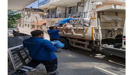İzmir Büyükşehir Belediyesi konutu ziyan gören aileyi Uzundere konutlarına taşıdı