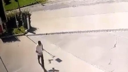 Kargadan kaçarken taklalar attı, o anlar kamerada